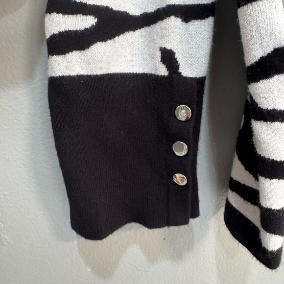 B/W Chico’s Animal Print Turtleneck Sweater Size 3 (16) EUC - Picture 5 of 6